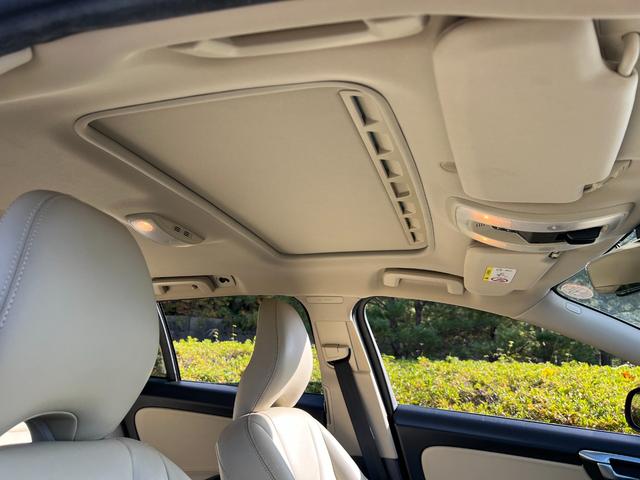 V60 T5 ラグジュアリーエディション サンルーフ 8速AT(アイシン)パドルシフト 白本革シート シートヒータ 電動シート 革巻きステアリング HDDナビ TV Bluetooth付 バックカメラ ETC 18インチ純正アルミホイール(25枚目)