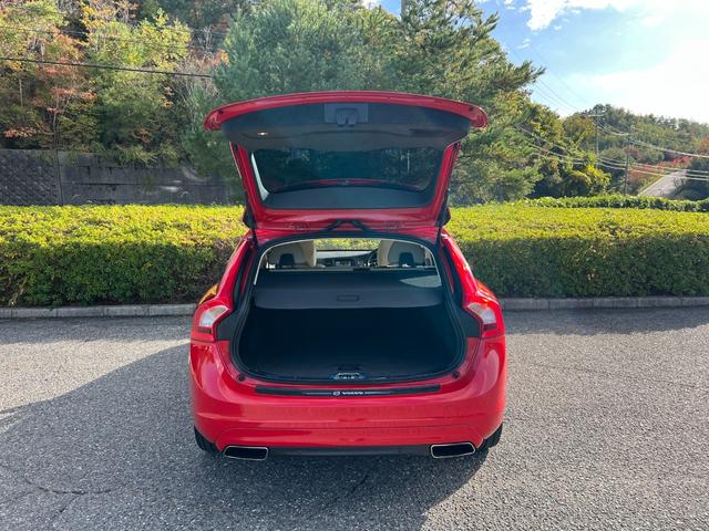 V60 T5 ラグジュアリーエディション サンルーフ 8速AT(アイシン)パドルシフト 白本革シート シートヒータ 電動シート 革巻きステアリング HDDナビ TV Bluetooth付 バックカメラ ETC 18インチ純正アルミホイール(27枚目)