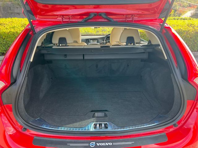 V60 T5 ラグジュアリーエディション サンルーフ 8速AT(アイシン)パドルシフト 白本革シート シートヒータ 電動シート 革巻きステアリング HDDナビ TV Bluetooth付 バックカメラ ETC 18インチ純正アルミホイール(28枚目)