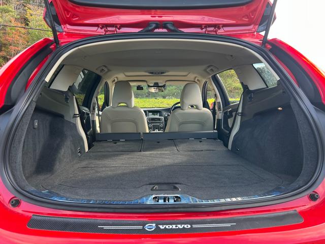 V60 T5 ラグジュアリーエディション サンルーフ 8速AT(アイシン)パドルシフト 白本革シート シートヒータ 電動シート 革巻きステアリング HDDナビ TV Bluetooth付 バックカメラ ETC 18インチ純正アルミホイール(29枚目)
