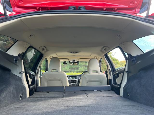 V60 T5 ラグジュアリーエディション サンルーフ 8速AT(アイシン)パドルシフト 白本革シート シートヒータ 電動シート 革巻きステアリング HDDナビ TV Bluetooth付 バックカメラ ETC 18インチ純正アルミホイール(30枚目)