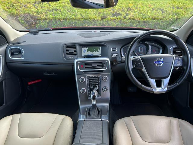 V60 T5 ラグジュアリーエディション サンルーフ 8速AT(アイシン)パドルシフト 白本革シート シートヒータ 電動シート 革巻きステアリング HDDナビ TV Bluetooth付 バックカメラ ETC 18インチ純正アルミホイール(31枚目)