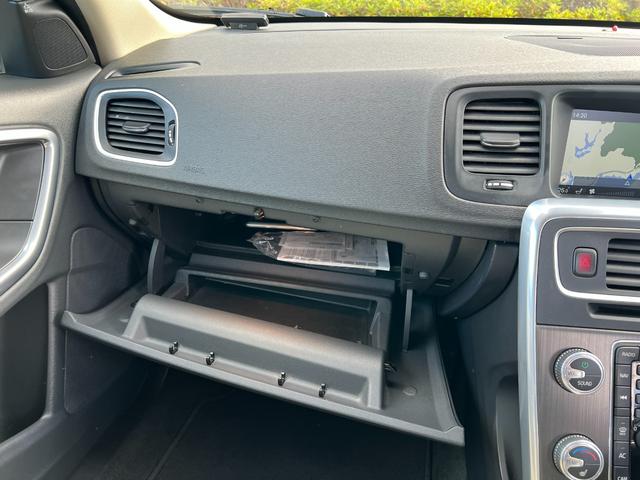 V60 T5 ラグジュアリーエディション サンルーフ 8速AT(アイシン)パドルシフト 白本革シート シートヒータ 電動シート 革巻きステアリング HDDナビ TV Bluetooth付 バックカメラ ETC 18インチ純正アルミホイール(32枚目)