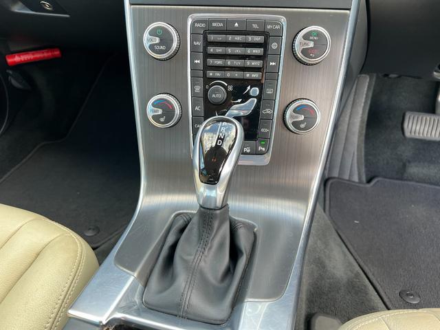 V60 T5 ラグジュアリーエディション サンルーフ 8速AT(アイシン)パドルシフト 白本革シート シートヒータ 電動シート 革巻きステアリング HDDナビ TV Bluetooth付 バックカメラ ETC 18インチ純正アルミホイール(34枚目)