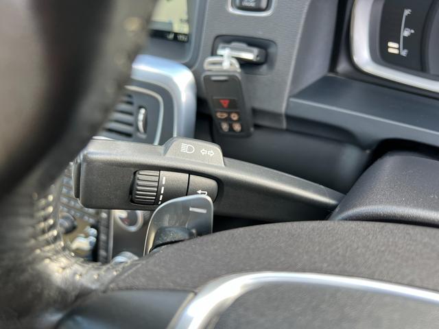 V60 T5 ラグジュアリーエディション サンルーフ 8速AT(アイシン)パドルシフト 白本革シート シートヒータ 電動シート 革巻きステアリング HDDナビ TV Bluetooth付 バックカメラ ETC 18インチ純正アルミホイール(41枚目)