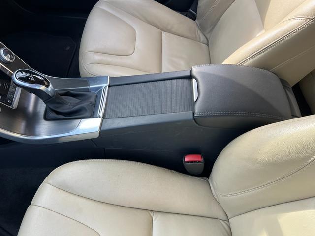 V60 T5 ラグジュアリーエディション サンルーフ 8速AT(アイシン)パドルシフト 白本革シート シートヒータ 電動シート 革巻きステアリング HDDナビ TV Bluetooth付 バックカメラ ETC 18インチ純正アルミホイール(46枚目)