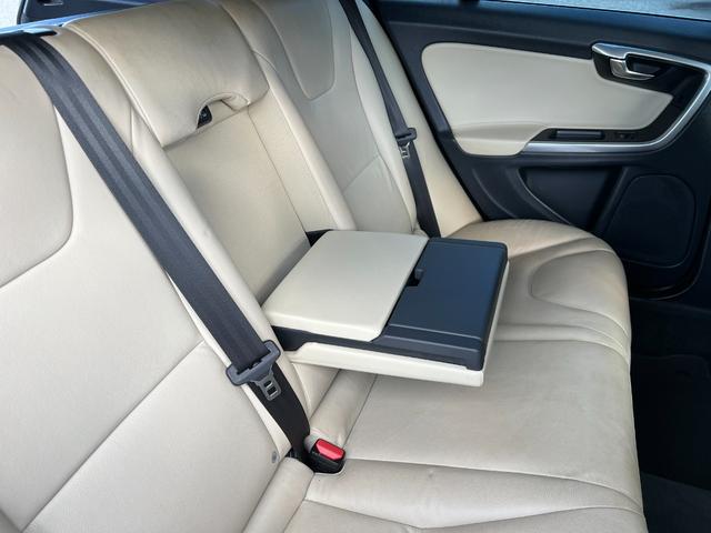 V60 T5 ラグジュアリーエディション サンルーフ 8速AT(アイシン)パドルシフト 白本革シート シートヒータ 電動シート 革巻きステアリング HDDナビ TV Bluetooth付 バックカメラ ETC 18インチ純正アルミホイール(51枚目)