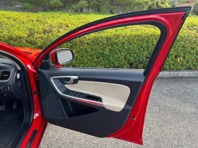 V60 T5 ラグジュアリーエディション サンルーフ 8速AT(アイシン)パドルシフト 白本革シート シートヒータ 電動シート 革巻きステアリング HDDナビ TV Bluetooth付 バックカメラ ETC 18インチ純正アルミホイール(57枚目)