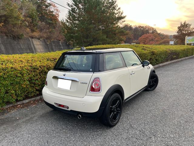 ＭＩＮＩ クーパー　プッシュスタート　ブラックルーフツートン　純正ＣＤプレイアー　オートエアコン　キーレス　ドライブレコーダー　黒色１７インチ純正アルミホイール　禁煙車（3枚目）