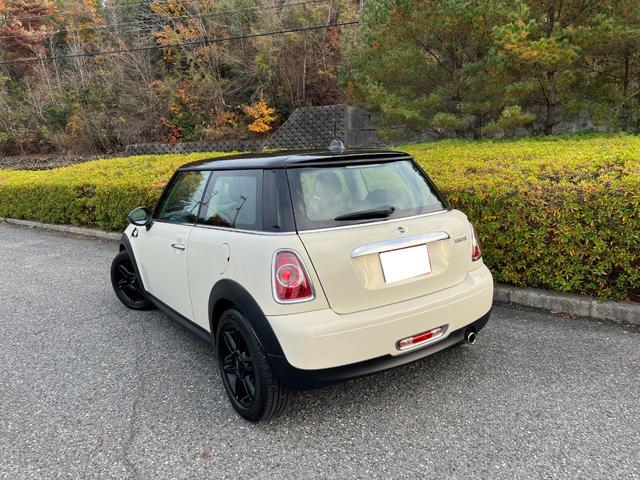 ＭＩＮＩ クーパー　プッシュスタート　ブラックルーフツートン　純正ＣＤプレイアー　オートエアコン　キーレス　ドライブレコーダー　黒色１７インチ純正アルミホイール　禁煙車（4枚目）