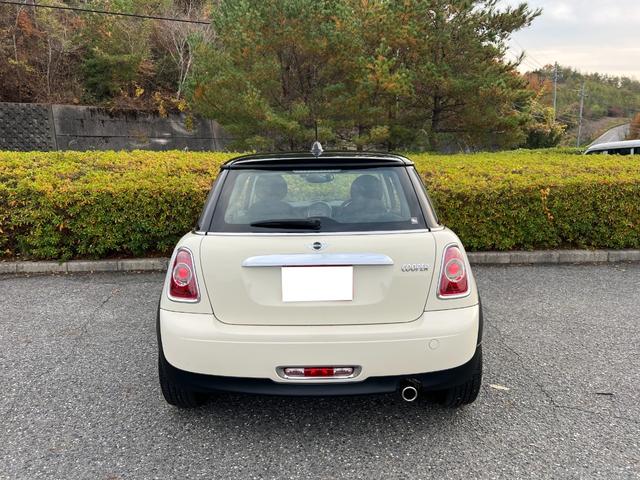 ＭＩＮＩ クーパー　プッシュスタート　ブラックルーフツートン　純正ＣＤプレイアー　オートエアコン　キーレス　ドライブレコーダー　黒色１７インチ純正アルミホイール　禁煙車（6枚目）