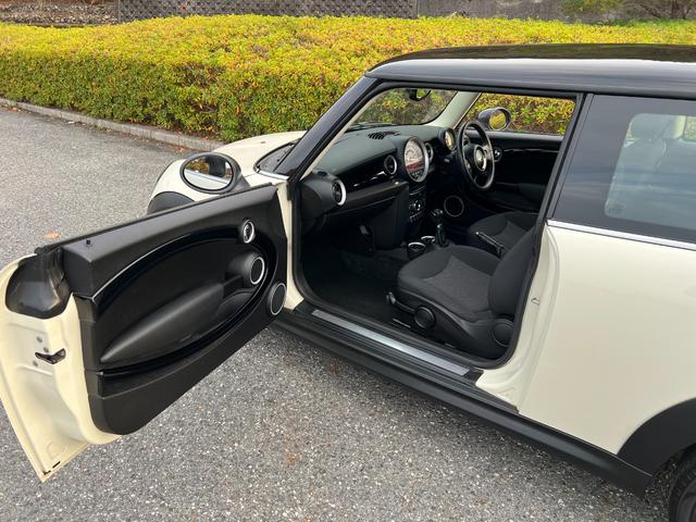 ＭＩＮＩ クーパー　プッシュスタート　ブラックルーフツートン　純正ＣＤプレイアー　オートエアコン　キーレス　ドライブレコーダー　黒色１７インチ純正アルミホイール　禁煙車（9枚目）