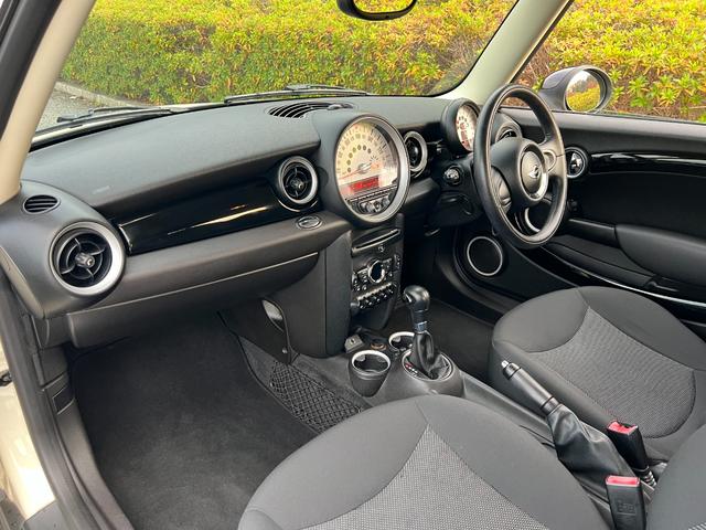 ＭＩＮＩ クーパー　プッシュスタート　ブラックルーフツートン　純正ＣＤプレイアー　オートエアコン　キーレス　ドライブレコーダー　黒色１７インチ純正アルミホイール　禁煙車（11枚目）