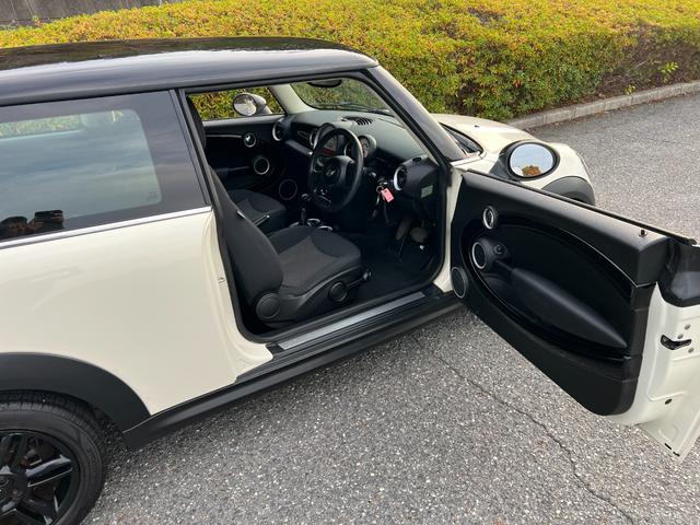 ＭＩＮＩ クーパー　プッシュスタート　ブラックルーフツートン　純正ＣＤプレイアー　オートエアコン　キーレス　ドライブレコーダー　黒色１７インチ純正アルミホイール　禁煙車（17枚目）