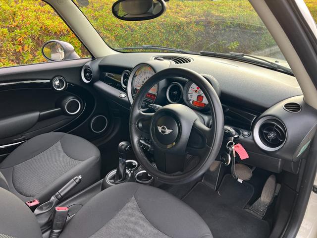 ＭＩＮＩ クーパー　プッシュスタート　ブラックルーフツートン　純正ＣＤプレイアー　オートエアコン　キーレス　ドライブレコーダー　黒色１７インチ純正アルミホイール　禁煙車（18枚目）