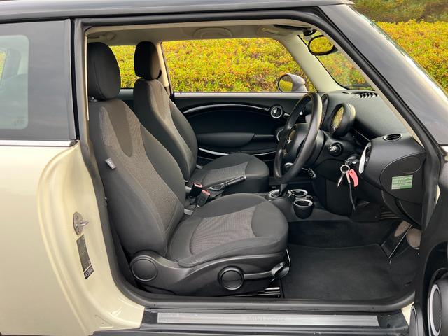 ＭＩＮＩ クーパー　プッシュスタート　ブラックルーフツートン　純正ＣＤプレイアー　オートエアコン　キーレス　ドライブレコーダー　黒色１７インチ純正アルミホイール　禁煙車（19枚目）