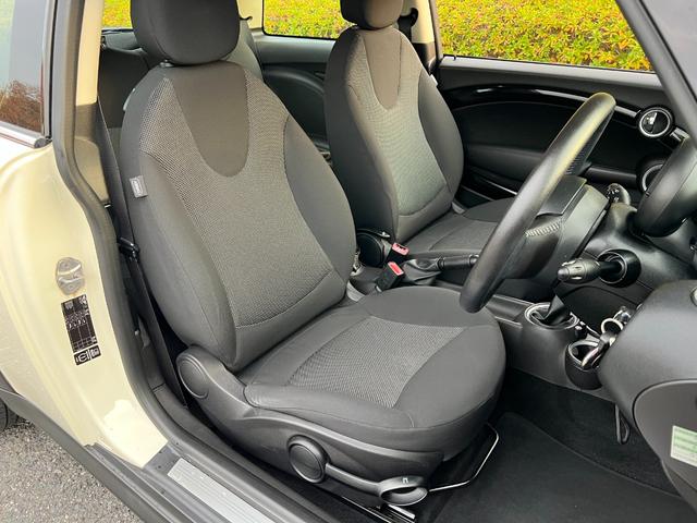 ＭＩＮＩ クーパー　プッシュスタート　ブラックルーフツートン　純正ＣＤプレイアー　オートエアコン　キーレス　ドライブレコーダー　黒色１７インチ純正アルミホイール　禁煙車（20枚目）