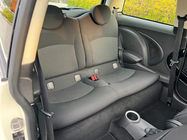 ＭＩＮＩ クーパー　プッシュスタート　ブラックルーフツートン　純正ＣＤプレイアー　オートエアコン　キーレス　ドライブレコーダー　黒色１７インチ純正アルミホイール　禁煙車（21枚目）