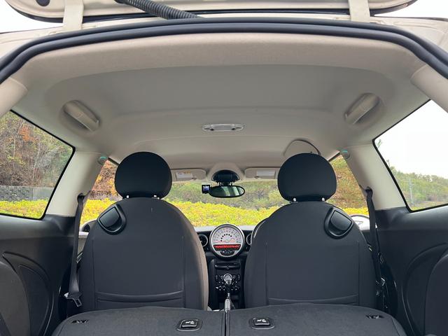 ＭＩＮＩ クーパー　プッシュスタート　ブラックルーフツートン　純正ＣＤプレイアー　オートエアコン　キーレス　ドライブレコーダー　黒色１７インチ純正アルミホイール　禁煙車（26枚目）