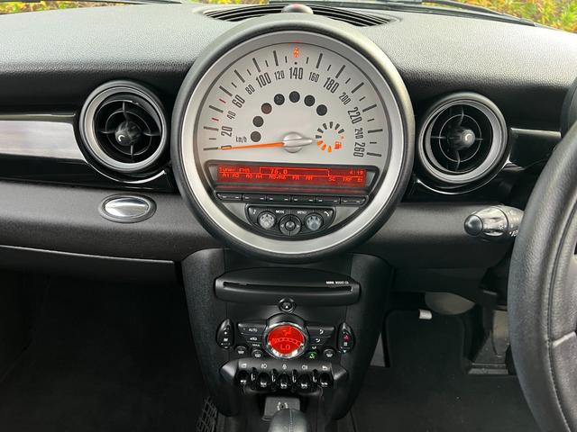 ＭＩＮＩ クーパー　プッシュスタート　ブラックルーフツートン　純正ＣＤプレイアー　オートエアコン　キーレス　ドライブレコーダー　黒色１７インチ純正アルミホイール　禁煙車（30枚目）