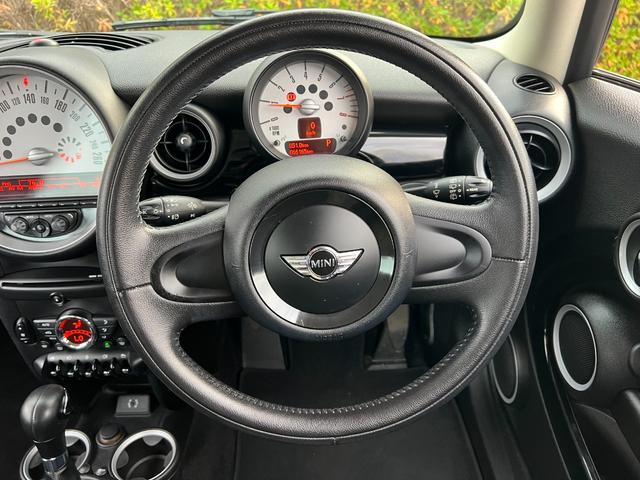 ＭＩＮＩ クーパー　プッシュスタート　ブラックルーフツートン　純正ＣＤプレイアー　オートエアコン　キーレス　ドライブレコーダー　黒色１７インチ純正アルミホイール　禁煙車（32枚目）