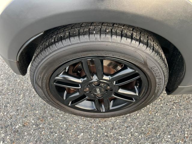 ＭＩＮＩ クーパー　プッシュスタート　ブラックルーフツートン　純正ＣＤプレイアー　オートエアコン　キーレス　ドライブレコーダー　黒色１７インチ純正アルミホイール　禁煙車（46枚目）