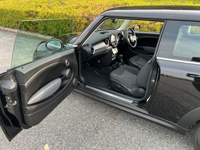 ＭＩＮＩ ワン　プッシュスタート　パナソニックナビ　地デジＴＶ　Ｂｌｕｅｔｏｏｔｈ　キーレス　１５インチ純正アルミホイール　禁煙車（9枚目）