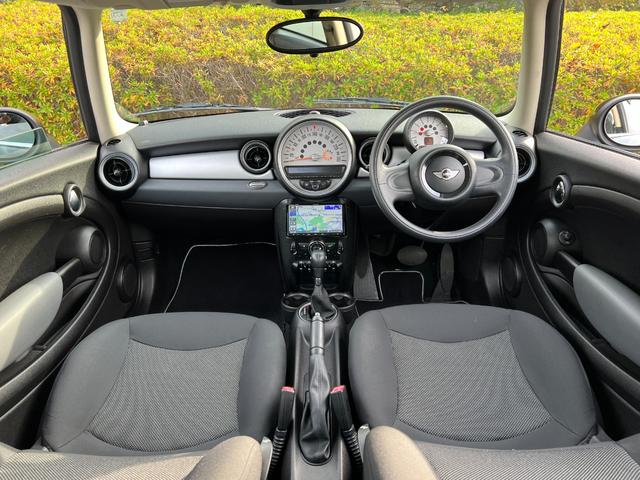ＭＩＮＩ ワン　プッシュスタート　パナソニックナビ　地デジＴＶ　Ｂｌｕｅｔｏｏｔｈ　キーレス　１５インチ純正アルミホイール　禁煙車（10枚目）