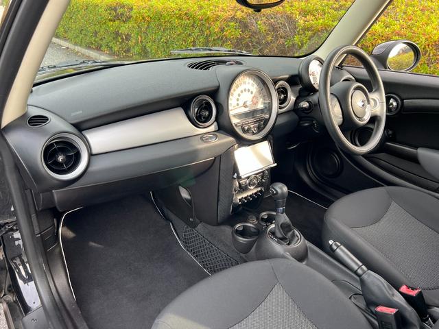 ＭＩＮＩ ワン　プッシュスタート　パナソニックナビ　地デジＴＶ　Ｂｌｕｅｔｏｏｔｈ　キーレス　１５インチ純正アルミホイール　禁煙車（11枚目）