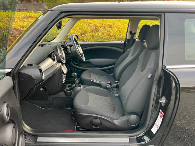 ＭＩＮＩ ワン　プッシュスタート　パナソニックナビ　地デジＴＶ　Ｂｌｕｅｔｏｏｔｈ　キーレス　１５インチ純正アルミホイール　禁煙車（12枚目）