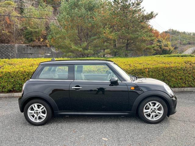 ＭＩＮＩ ワン　プッシュスタート　パナソニックナビ　地デジＴＶ　Ｂｌｕｅｔｏｏｔｈ　キーレス　１５インチ純正アルミホイール　禁煙車（15枚目）