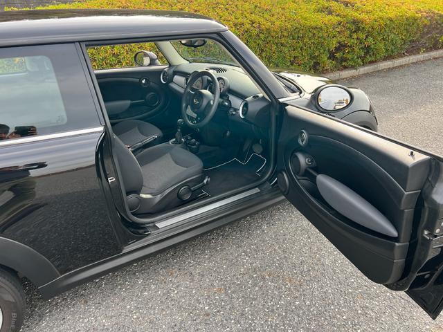 ＭＩＮＩ ワン　プッシュスタート　パナソニックナビ　地デジＴＶ　Ｂｌｕｅｔｏｏｔｈ　キーレス　１５インチ純正アルミホイール　禁煙車（17枚目）