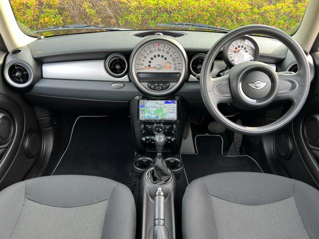 ＭＩＮＩ ワン　プッシュスタート　パナソニックナビ　地デジＴＶ　Ｂｌｕｅｔｏｏｔｈ　キーレス　１５インチ純正アルミホイール　禁煙車（28枚目）