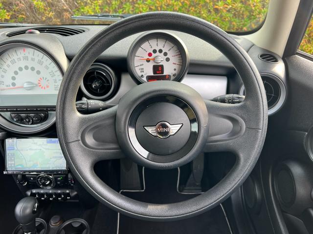 ＭＩＮＩ ワン　プッシュスタート　パナソニックナビ　地デジＴＶ　Ｂｌｕｅｔｏｏｔｈ　キーレス　１５インチ純正アルミホイール　禁煙車（31枚目）