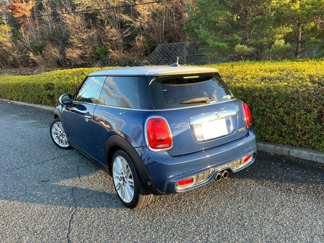 ＭＩＮＩ クーパーＳ　純正ナビ　Ｂｌｕｅｔｏｏｔｈ　バックカメラ　アイドリングストップ　スマートキー　フロアＭＴモード付６ＡＴ　ＥＴＣ　オートエアコン　２０００ｃｃターボ　センター出し２本マフラー　１７インチ純正アルミ（4枚目）