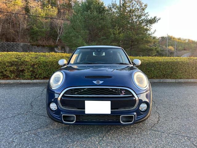 ＭＩＮＩ クーパーＳ　純正ナビ　Ｂｌｕｅｔｏｏｔｈ　バックカメラ　アイドリングストップ　スマートキー　フロアＭＴモード付６ＡＴ　ＥＴＣ　オートエアコン　２０００ｃｃターボ　センター出し２本マフラー　１７インチ純正アルミ（5枚目）