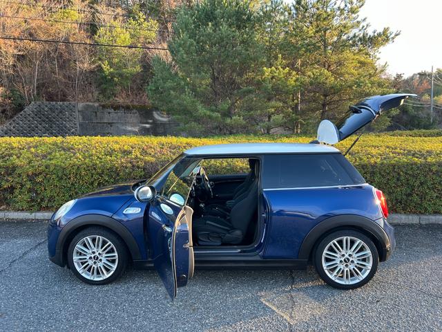 ＭＩＮＩ クーパーＳ　純正ナビ　Ｂｌｕｅｔｏｏｔｈ　バックカメラ　アイドリングストップ　スマートキー　フロアＭＴモード付６ＡＴ　ＥＴＣ　オートエアコン　２０００ｃｃターボ　センター出し２本マフラー　１７インチ純正アルミ（8枚目）
