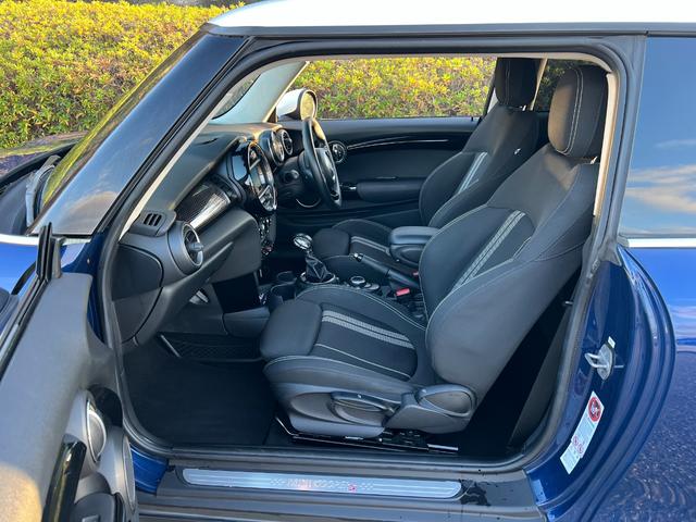 ＭＩＮＩ クーパーＳ　純正ナビ　Ｂｌｕｅｔｏｏｔｈ　バックカメラ　アイドリングストップ　スマートキー　フロアＭＴモード付６ＡＴ　ＥＴＣ　オートエアコン　２０００ｃｃターボ　センター出し２本マフラー　１７インチ純正アルミ（12枚目）