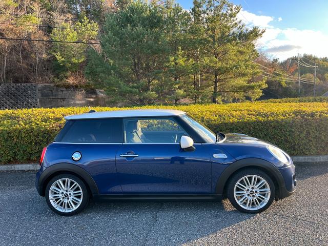 ＭＩＮＩ クーパーＳ　純正ナビ　Ｂｌｕｅｔｏｏｔｈ　バックカメラ　アイドリングストップ　スマートキー　フロアＭＴモード付６ＡＴ　ＥＴＣ　オートエアコン　２０００ｃｃターボ　センター出し２本マフラー　１７インチ純正アルミ（15枚目）