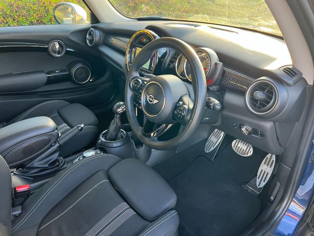 ＭＩＮＩ クーパーＳ　純正ナビ　Ｂｌｕｅｔｏｏｔｈ　バックカメラ　アイドリングストップ　スマートキー　フロアＭＴモード付６ＡＴ　ＥＴＣ　オートエアコン　２０００ｃｃターボ　センター出し２本マフラー　１７インチ純正アルミ（17枚目）