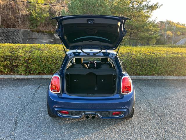 ＭＩＮＩ クーパーＳ　純正ナビ　Ｂｌｕｅｔｏｏｔｈ　バックカメラ　アイドリングストップ　スマートキー　フロアＭＴモード付６ＡＴ　ＥＴＣ　オートエアコン　２０００ｃｃターボ　センター出し２本マフラー　１７インチ純正アルミ（22枚目）