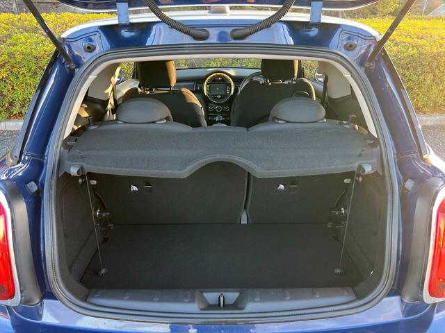 ＭＩＮＩ クーパーＳ　純正ナビ　Ｂｌｕｅｔｏｏｔｈ　バックカメラ　アイドリングストップ　スマートキー　フロアＭＴモード付６ＡＴ　ＥＴＣ　オートエアコン　２０００ｃｃターボ　センター出し２本マフラー　１７インチ純正アルミ（23枚目）