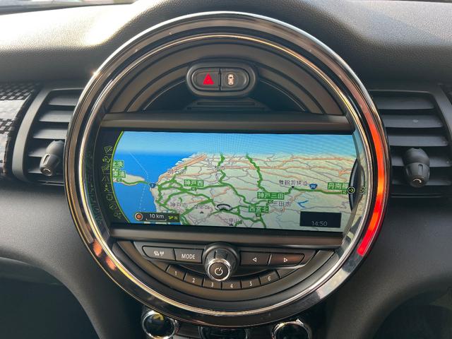 ＭＩＮＩ クーパーＳ　純正ナビ　Ｂｌｕｅｔｏｏｔｈ　バックカメラ　アイドリングストップ　スマートキー　フロアＭＴモード付６ＡＴ　ＥＴＣ　オートエアコン　２０００ｃｃターボ　センター出し２本マフラー　１７インチ純正アルミ（29枚目）
