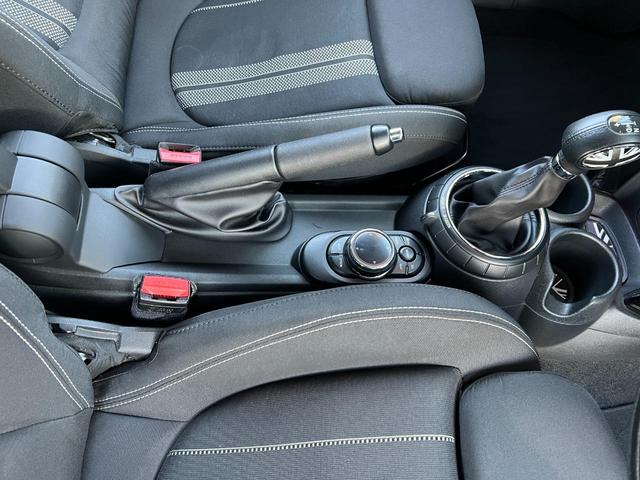 ＭＩＮＩ クーパーＳ　純正ナビ　Ｂｌｕｅｔｏｏｔｈ　バックカメラ　アイドリングストップ　スマートキー　フロアＭＴモード付６ＡＴ　ＥＴＣ　オートエアコン　２０００ｃｃターボ　センター出し２本マフラー　１７インチ純正アルミ（42枚目）