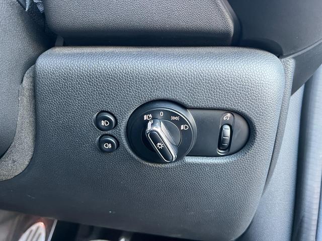 ＭＩＮＩ クーパーＳ　純正ナビ　Ｂｌｕｅｔｏｏｔｈ　バックカメラ　アイドリングストップ　スマートキー　フロアＭＴモード付６ＡＴ　ＥＴＣ　オートエアコン　２０００ｃｃターボ　センター出し２本マフラー　１７インチ純正アルミ（46枚目）