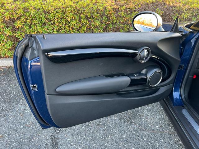 ＭＩＮＩ クーパーＳ　純正ナビ　Ｂｌｕｅｔｏｏｔｈ　バックカメラ　アイドリングストップ　スマートキー　フロアＭＴモード付６ＡＴ　ＥＴＣ　オートエアコン　２０００ｃｃターボ　センター出し２本マフラー　１７インチ純正アルミ（48枚目）