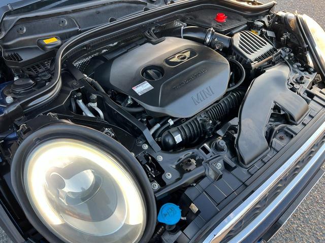 ＭＩＮＩ クーパーＳ　純正ナビ　Ｂｌｕｅｔｏｏｔｈ　バックカメラ　アイドリングストップ　スマートキー　フロアＭＴモード付６ＡＴ　ＥＴＣ　オートエアコン　２０００ｃｃターボ　センター出し２本マフラー　１７インチ純正アルミ（50枚目）