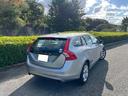 V60 T4 SE 後期モデル パドルシフト 黒革シート シートヒータ 電動シート 革巻きステアリング 衝突被害軽減システム Bluetooth付 HDDナビ バックカメラ ETC 17インチ純正アルミホイール 禁煙車 中古車画像_3