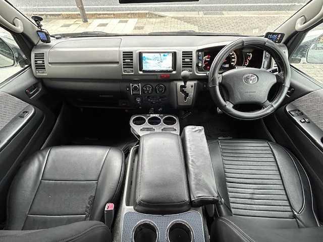 ハイエースバン ロングスーパーGL バッドフェイスボンネット ベッドキット 社外ナビ・フルセグTV バックカメラ ホワイトレタータイヤ 100Wコンセント 革調シートカバー 社外16インチAW 社外テールランプ ETC リモコンキー(9枚目)