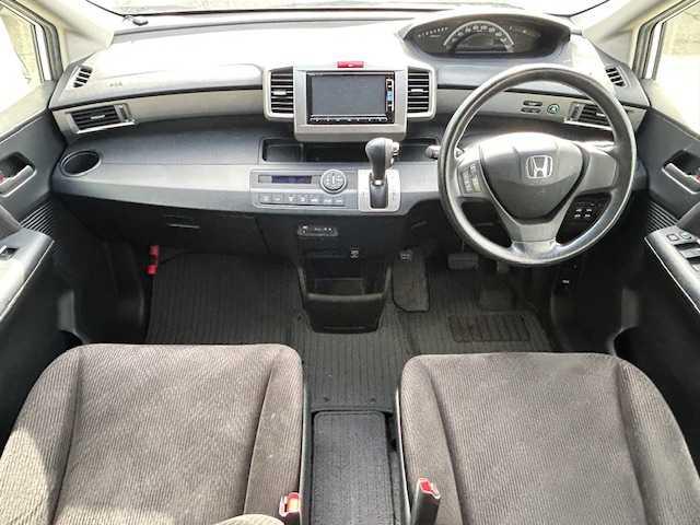 フリード Ｇ　ジャストセレクション　１オーナー車　純正ナビ・フルセグＴＶ　バックカメラ　両側電動スライドドア　純正フリップダウンモニター　ドライブレコーダー　ビルトインＥＴＣ　スマートキー　ステアリングリモコン（3枚目）